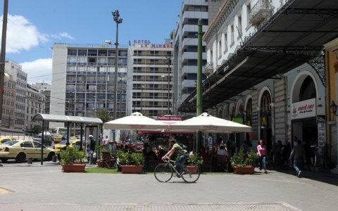 Τραπεζάκια έξω στην Ομόνοια