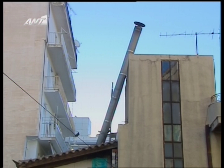 Έπεσε καμινάδα στη Δάφνη
