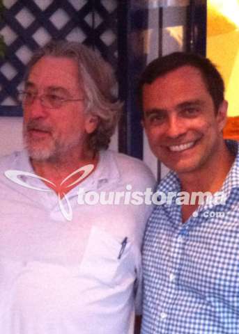 Ο de Niro στη Σαντορίνη!