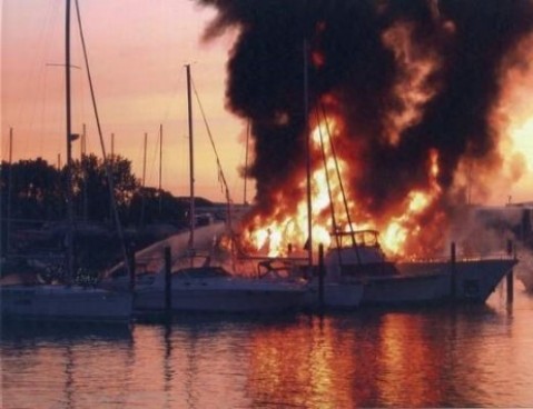 Τώρα – Καίγεται σκάφος στο Πόρτο Χέλι