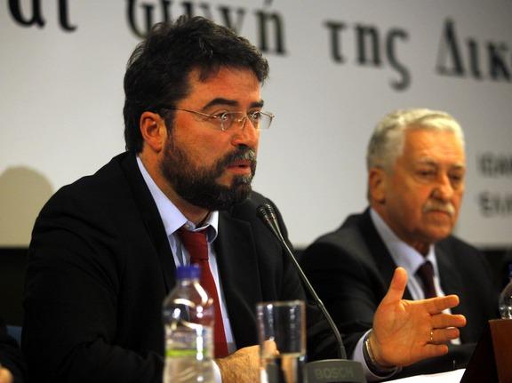 Εντάσσεται στο κόμμα