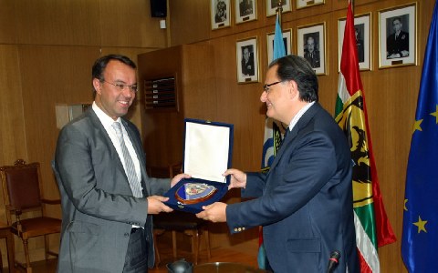 Ψάχνει 400 εκατομμύρια!