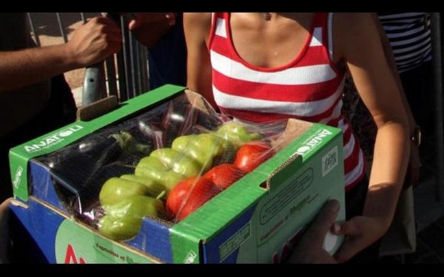 Μοιράζουν 7 τόνους τρόφιμα