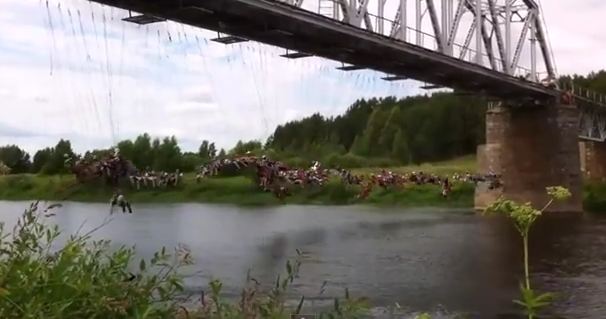 135 άτομα πέφτουν από γέφυρα…