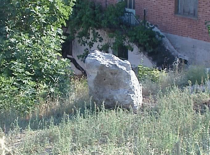 Βράχος έπεσε σε σπίτια