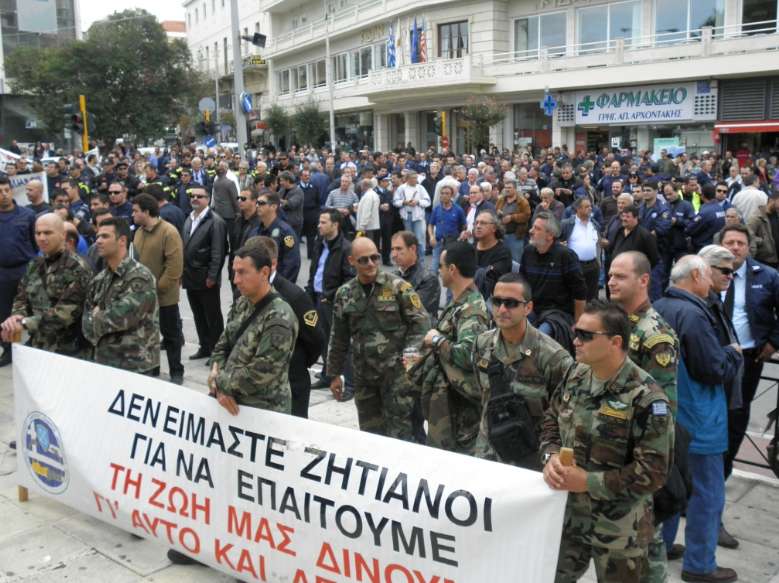 Στο τραπέζι οι μισθοί των ενστόλων