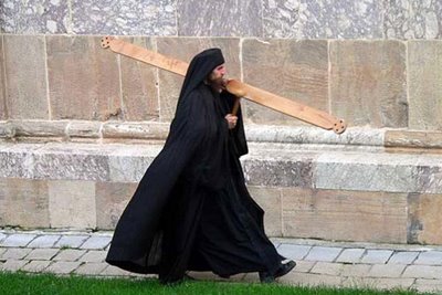 Οι μοναχοί με τα πριόνια