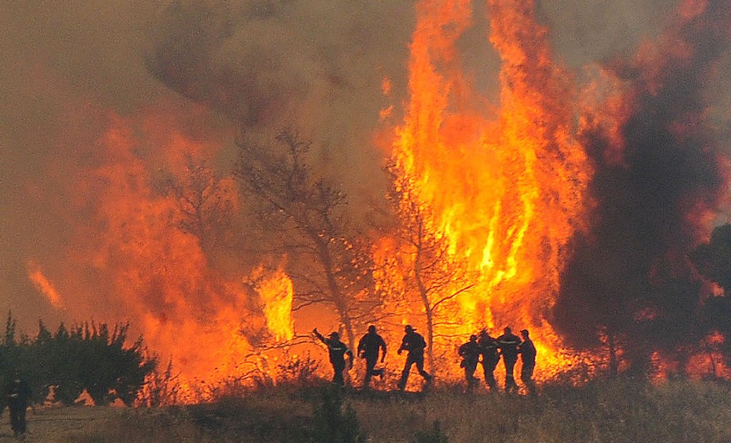 Ασπροβάλτα-Η πυρκαγιά πλησιάζει σε σπίτια