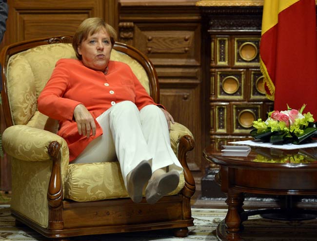 Δείτε πως κάθεται η Μέρκελ