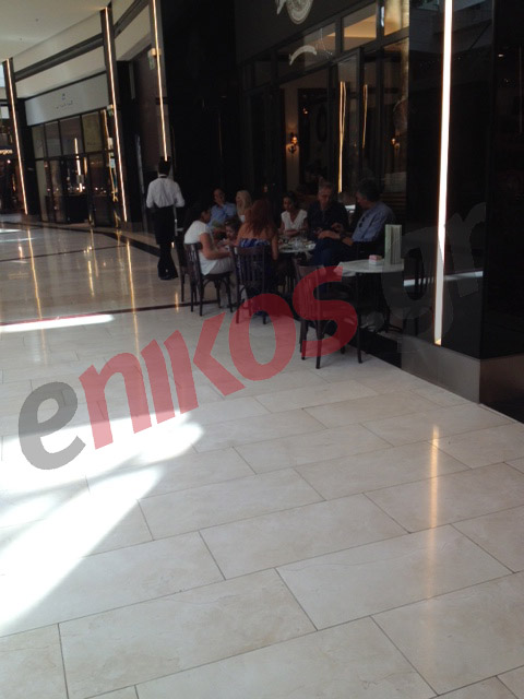 Ο Π.Φασούλας πίνει καφέ