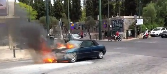 Τώρα-Φωτιά σε αυτοκίνητο στην Κηφισιά