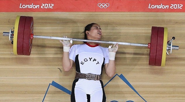 Tην πλάκωσε η μπάρα