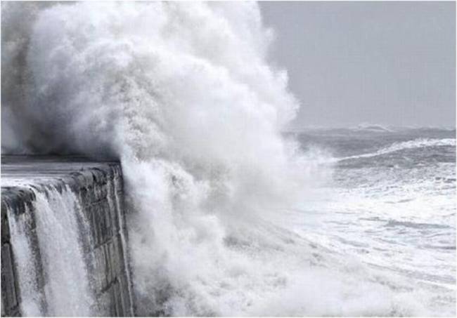 Θυελλώδεις άνεμοι έως 8 μποφόρ