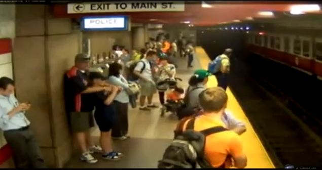 Βίντεο-Έπεσε στις ράγες του μετρό