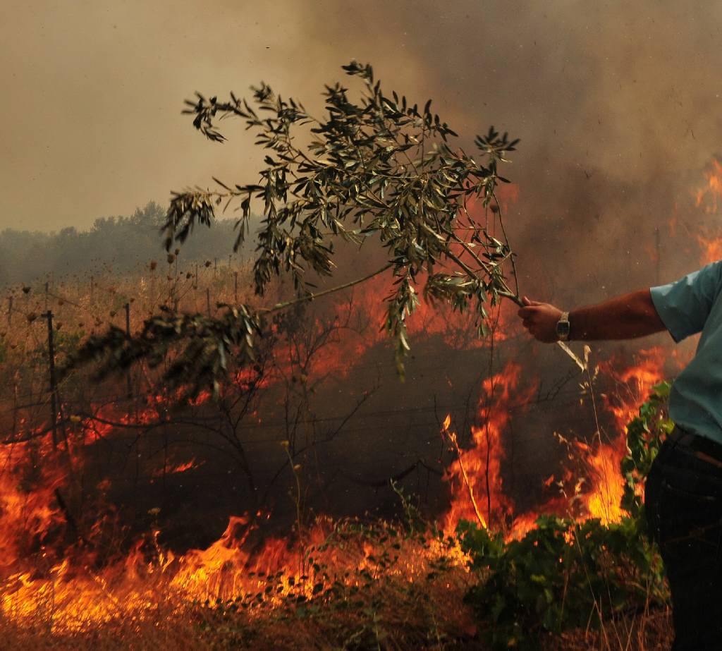 Υπό μερικό έλεγχο η πυρκαγιά