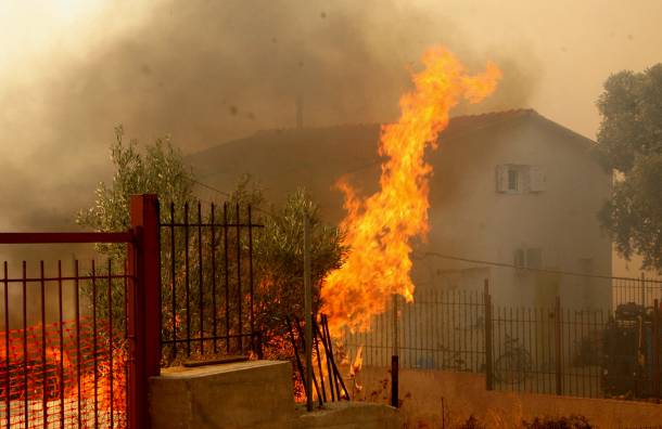 Χειροπέδες σε διευθυντή της ΔΕΗ