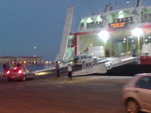 Αποδοκίμασαν τον δράστη στη Σύρο