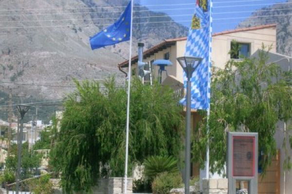 Φαιστός:Πόλεμος για τις σημαίες