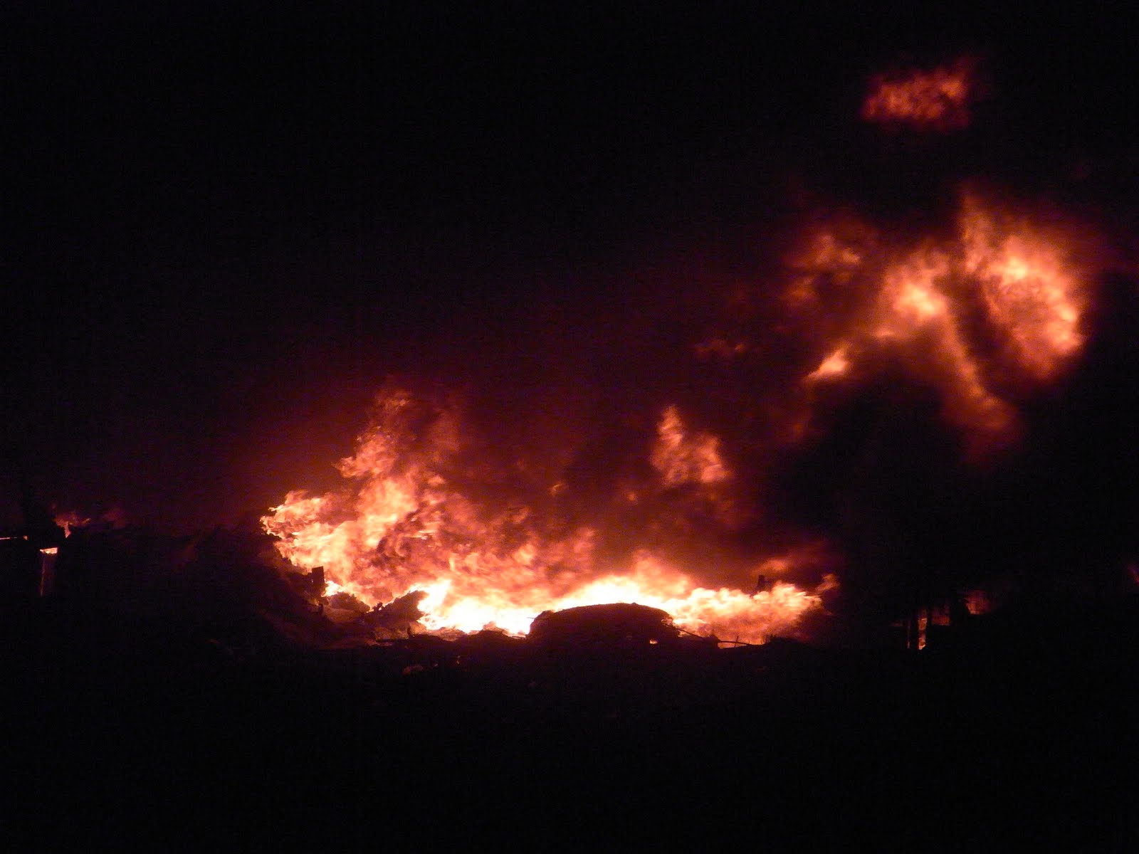 Μαίνεται η φωτιά στο Βόλο