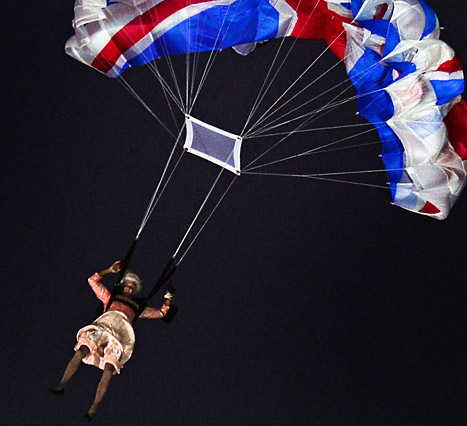 Η βασίλισσα σε ταινία του Bond!