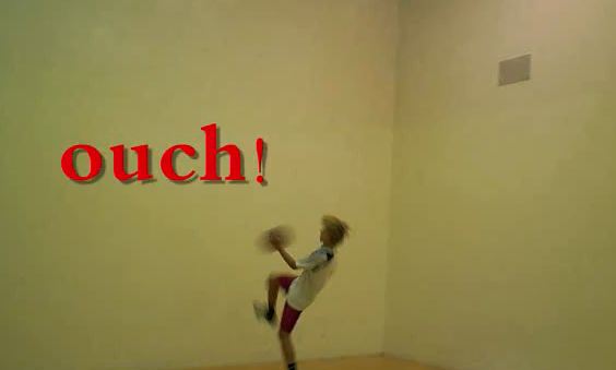 Προσεκτικά με τη μπάλα, νεαρέ