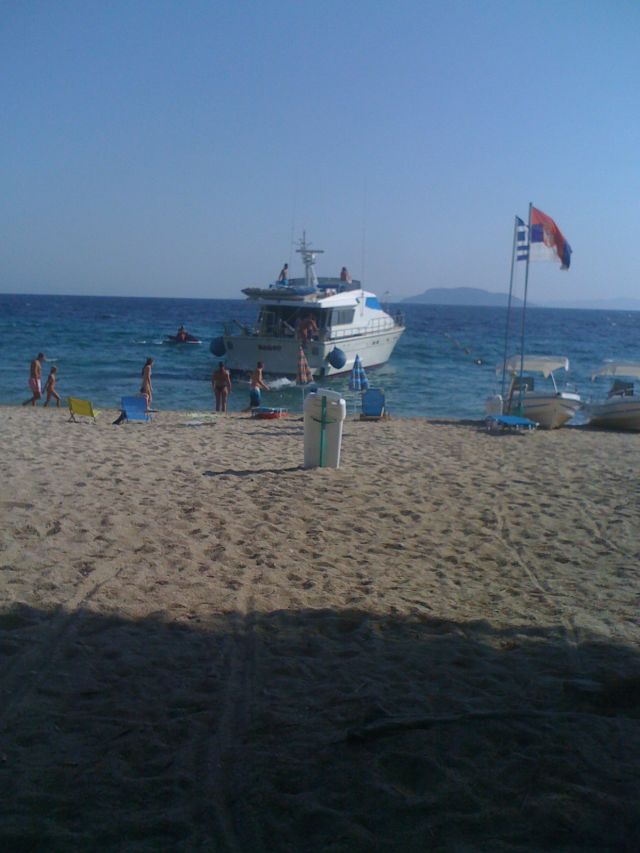 Σκάφος “βόλταρε” στην παραλία