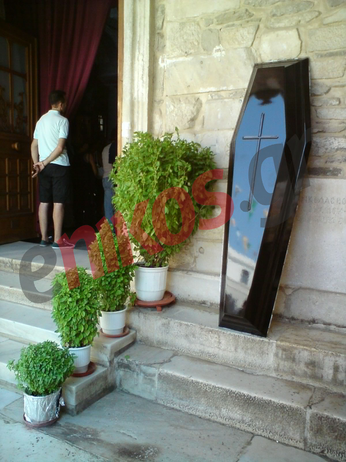 Τώρα-ΦΩΤΟ από την κηδεία στην Πάρο