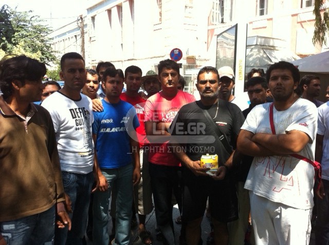 Ξεσπούν οι μετανάστες