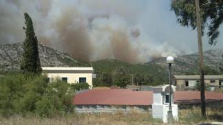 Σκάβουν χαντάκια με τσάπες