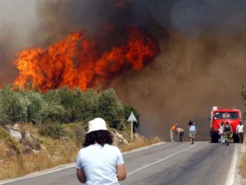 Μαίνεται η φωτιά στη Σητεία