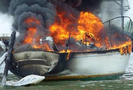 Πήρε φωτιά σκάφος με 4 επιβάτες
