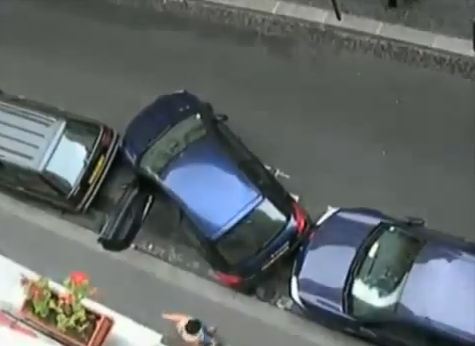 Νέα γυναίκα μόνη παρκάρει