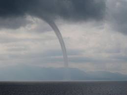 Ανεμοστρόβιλοι πάνω από τη λίμνη