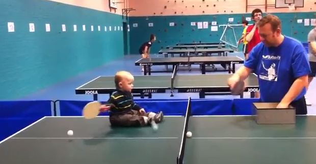 Ο μπόμπιρας του πινγκ πονγκ!