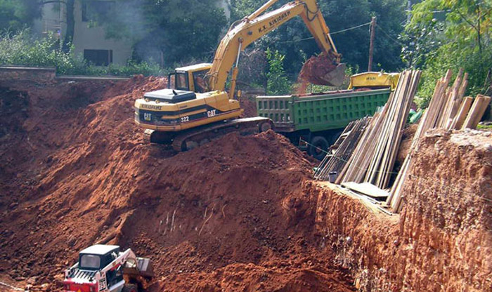 Καταπλακώθηκε από μπάζα