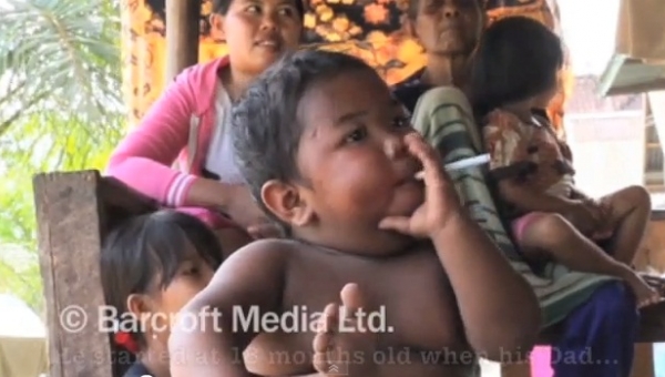 Έδινε τσιγάρα στο 2χρονο παιδί του