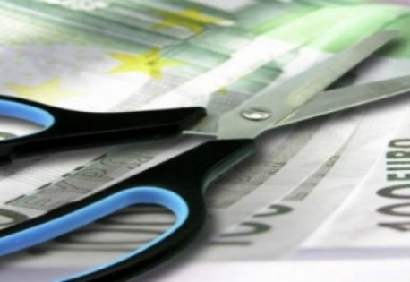 Νέες μειώσεις απαιτεί η τρόικα