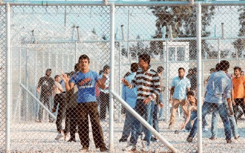 Στρατόπεδα για μετανάστες