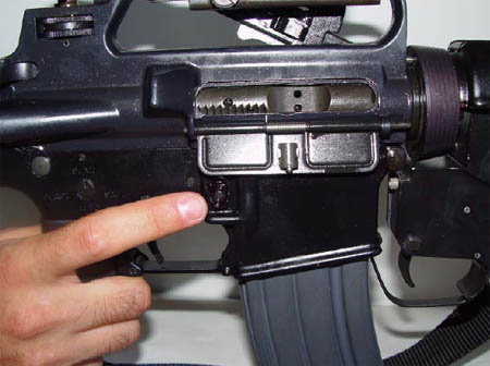 Πολυβόλα σε μάντρα ΙΧ