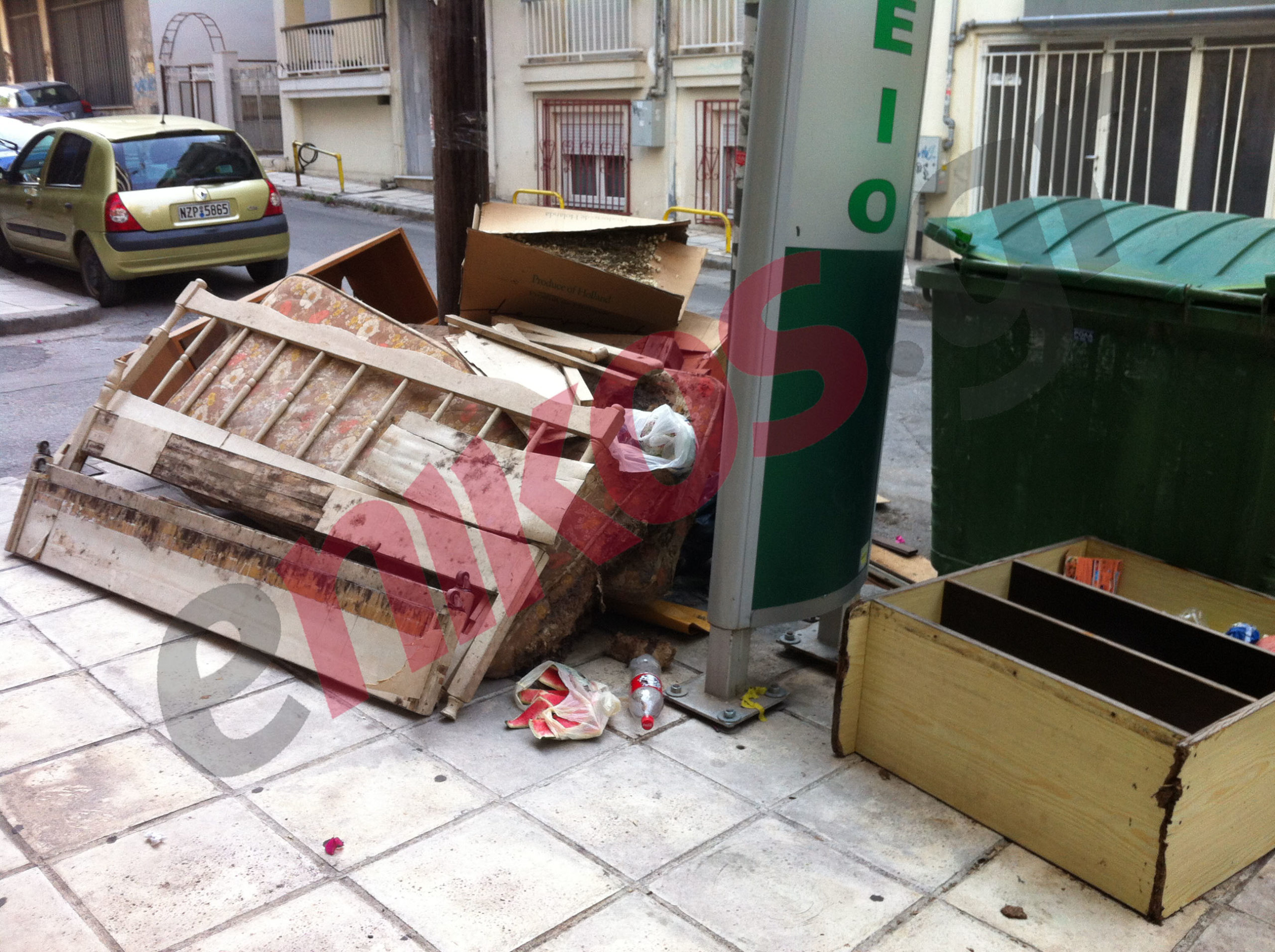 4 εβδομάδες ζουν με τα σκουπίδια