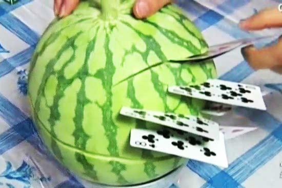 Κόβει καρπούζι με…τραπουλόχαρτα