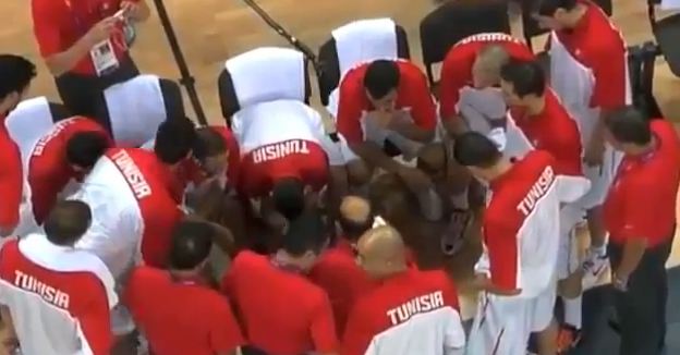 Χαστούκι γιατί έδενε τα κορδόνια!