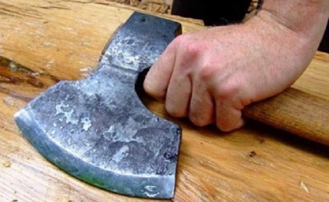 Άγρια συμπλοκή με τσεκούρια