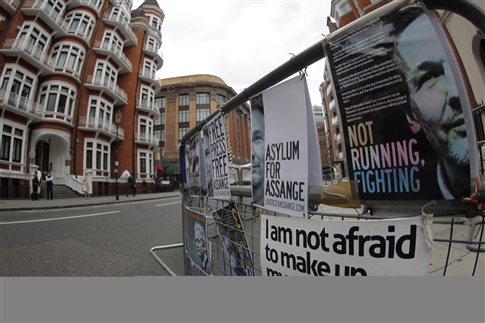 Απειλές για εισβολή στην πρεσβεία