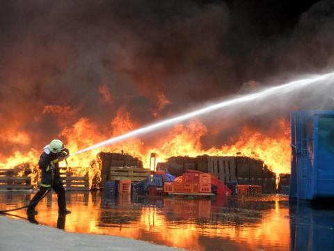 Τώρα-Έσβησαν τη φωτιά μέσα στο στρατόπεδο
