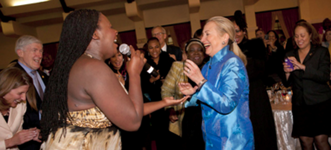 Η Χίλαρι λικνίζεται