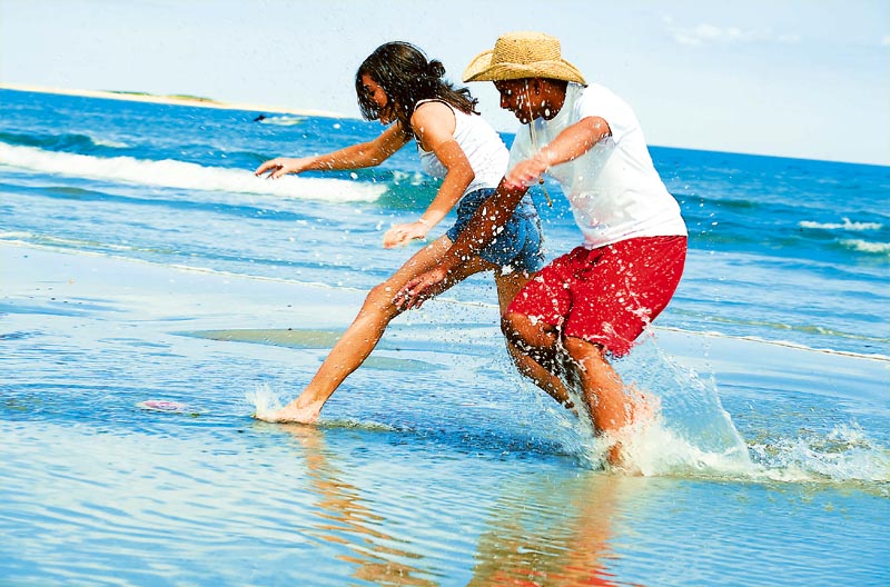 “Επέλαση” στις παραλίες