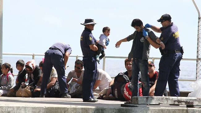 Αντιδράσεις για τα νησιά κράτησης