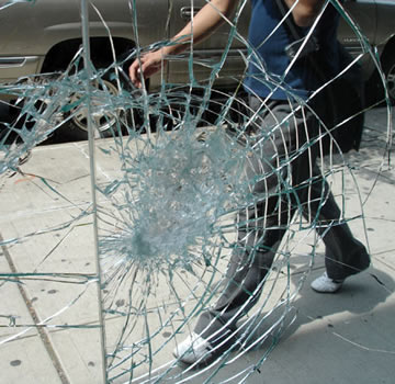 Τα έκανε γυαλιά καρφιά