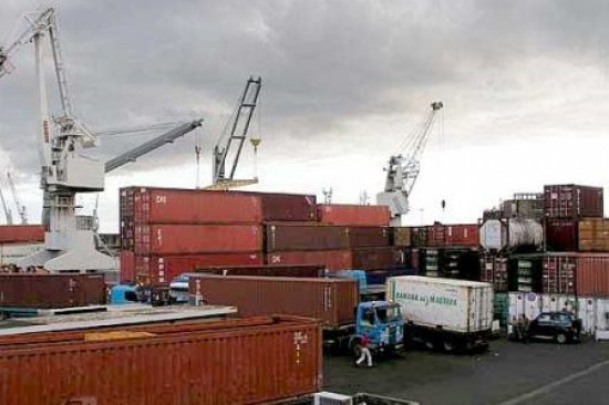 “Παρέλυσαν” τα λιμάνια